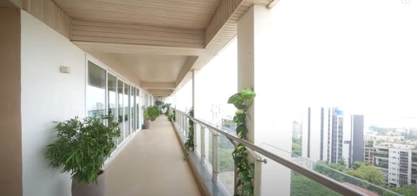 يحيط منزل Jaaved Jaaferi بمساكن ديليب كومار وريشي كابور السابقة. (الصورة: فرح خان/يوتيوب)