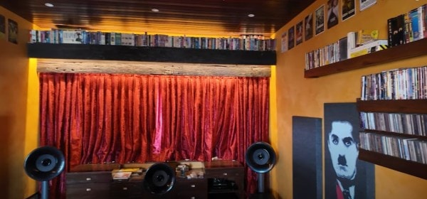 داخل Jaaved Jaaferi House. (الصورة: فرح خان/يوتيوب)