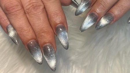 Cat eye nail polish does contain iron oxide or iron-based magnetic particles