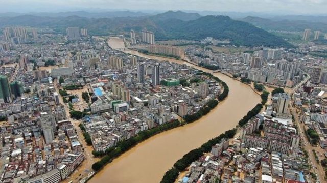 River overflows in southern China, stranding people, turning Beijing ...