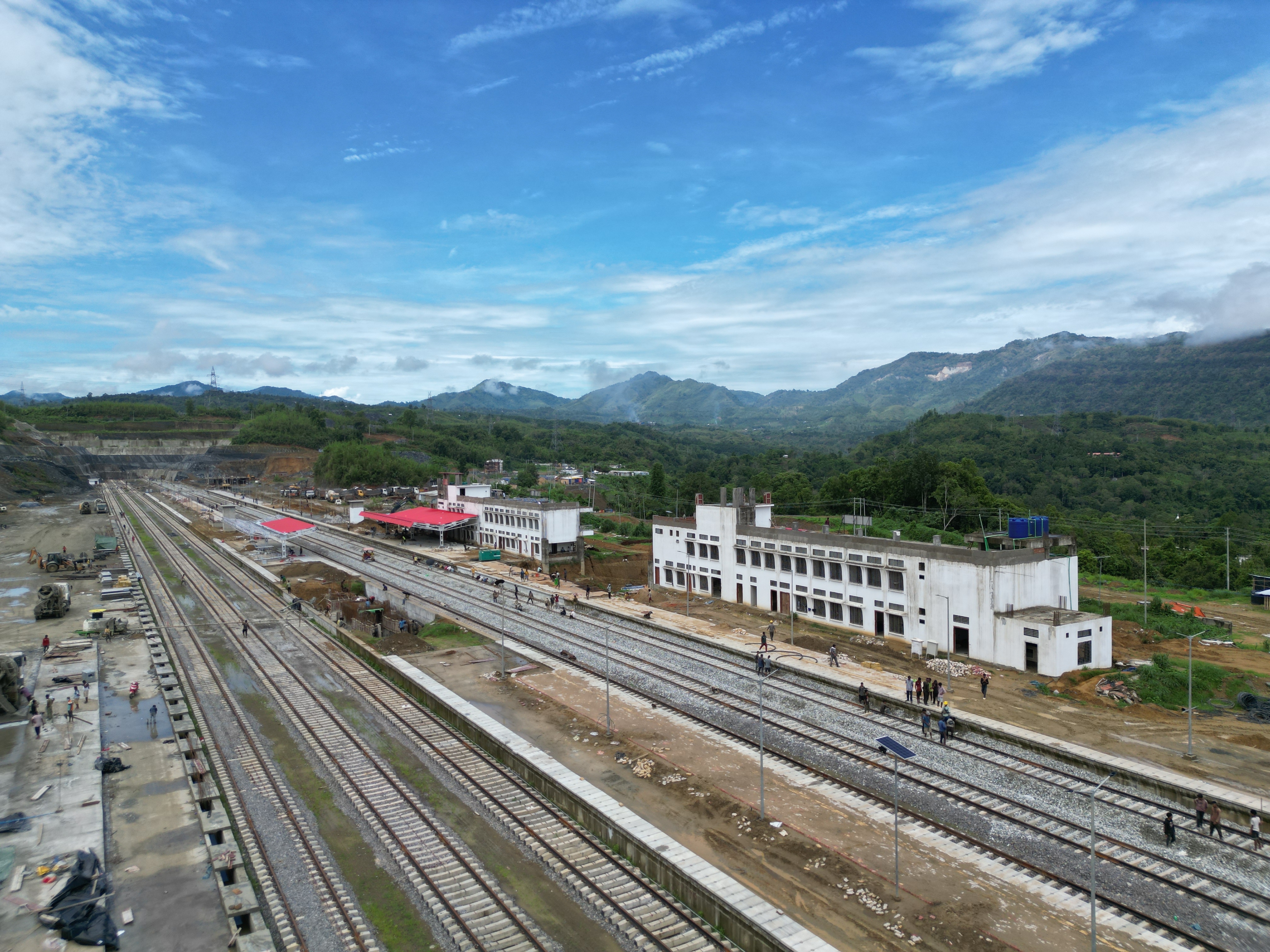 The project also includes five road overbridges and 6 road underbridges
