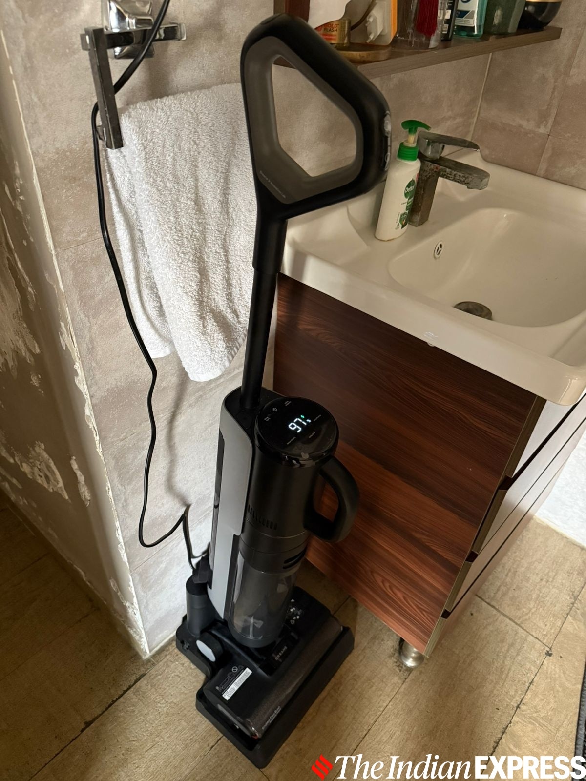 The vacuum cleaner has a self-propulsion mode that moves it ahead.