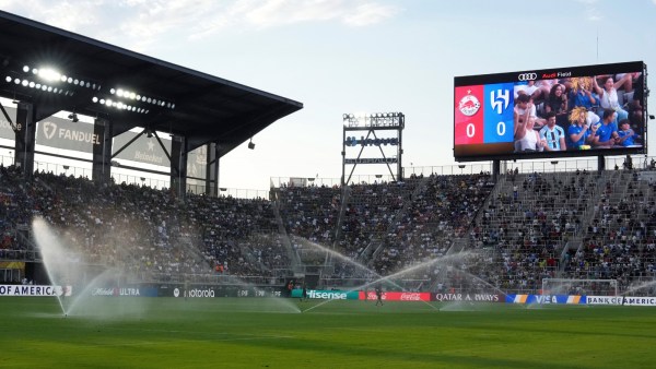 يتم سقي الملعب خلال مباراة كأس العالم للنادي بين سالزبورغ والهيلال في واشنطن. (AP)