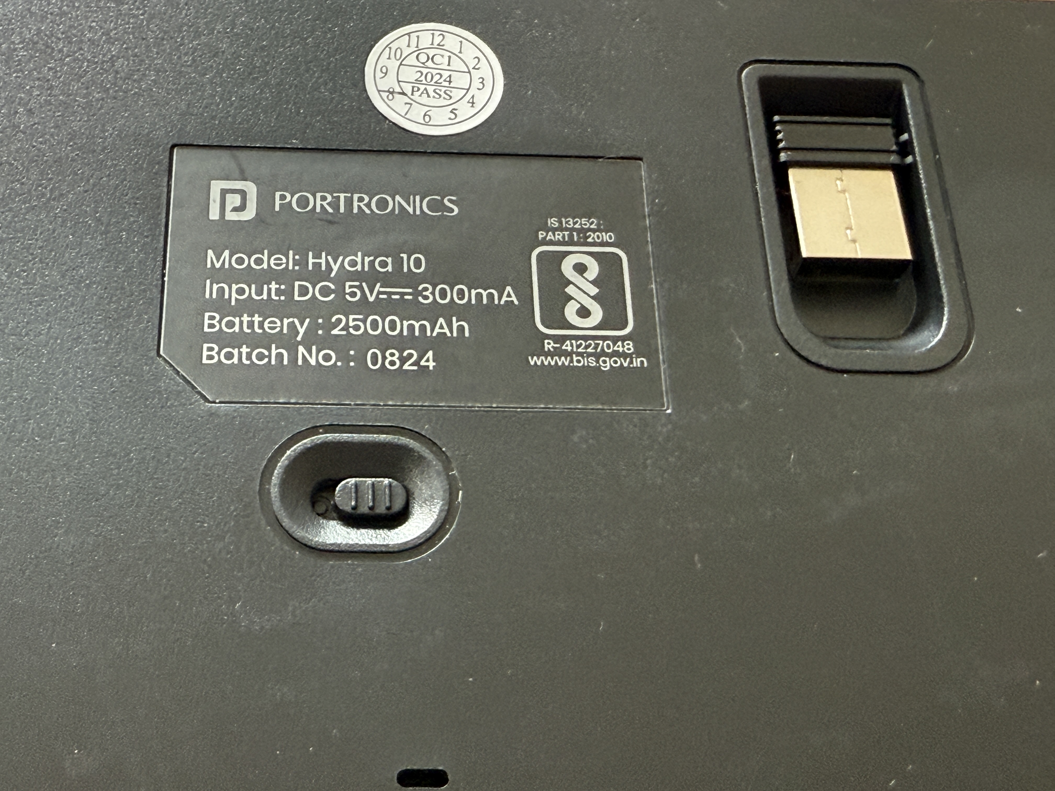 The base of the keyboard (its back) has a USB nano dongle for 2.4 GHz for wireless connectivity and an on-off slider switch. 