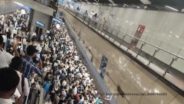 A Delhi metro passenger shared this picture of an overcrowded Hauz Khas station. (Image source: @Adventurous_Gas_9486/Reddit)