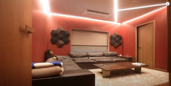 Meeting room of Ram Kapoor's house. (Photo: Farah Khan/YouTube)