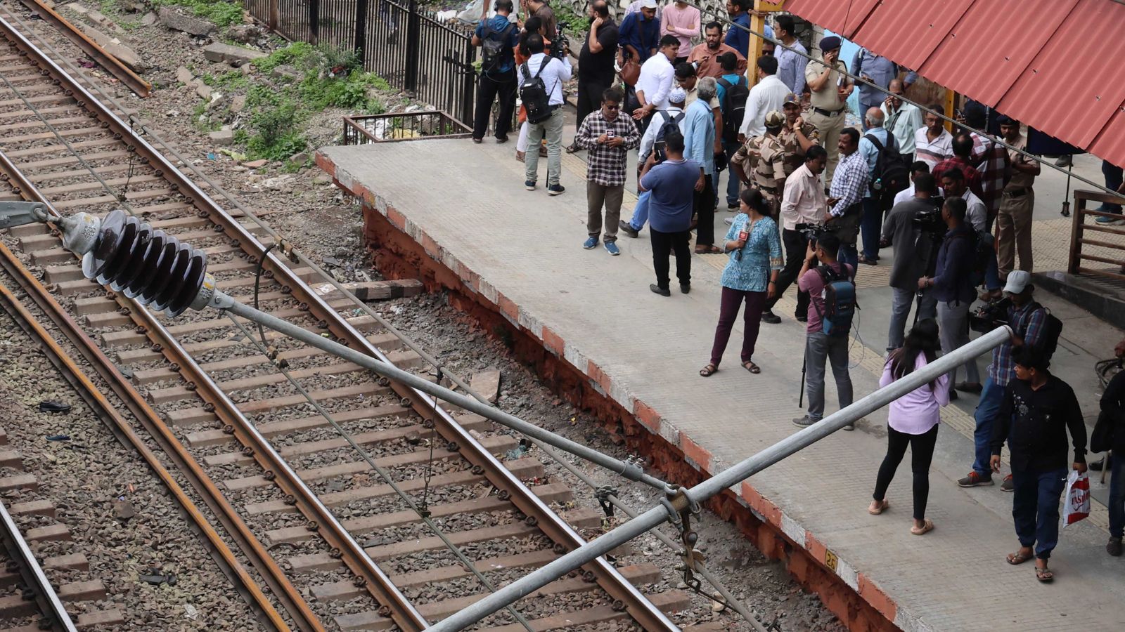 Railways to revamp Mumbai sub-urban rail network for safety.