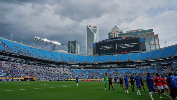 يسير اللاعبون من الملعب لتأخير الطقس خلال جولة كأس العالم من 16 مباراة بين بنفيكا وتشيلسي في شارلوت. (AP)