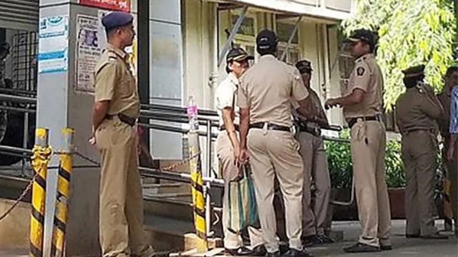 Bengaluru Man Surrenders After Killing Wife, Carrying Head