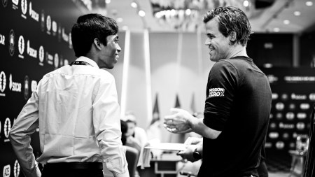 R Praggnanandhaa with Magnus Carlsen during FIDE World Cup 2023. (FIDE/STEV BONHAGE)