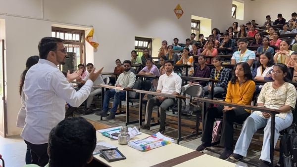 Pravin-Nikam-guiding-students