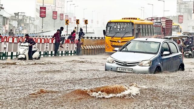 Heavy rains lash Saurashtra, Heavy rains lash South Gujarat, Gujarat orange alert, Gujarat weather, Gujarat rains, Gujarat monsoons, Ahmedabad news, Gujarat news, Indian express, current affairs