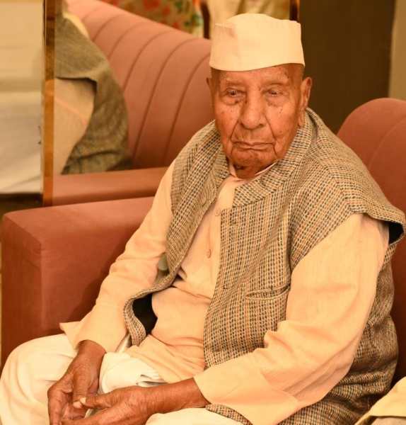 Although Kishan won his last election from Bharatpur Assembly seat in 1990 from Janata Dal, he continues to be involved in regional politics.