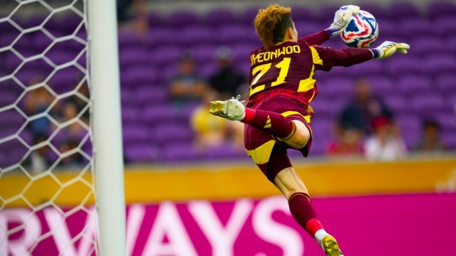  Ulsan HD's Jo Hyeon-woo blocks a shot during the Club World Cup group F soccer match between Ulsan HD and Mamelodi Sundowns in Orlando, Tuesday, June 17, 2025. (AP Photo)