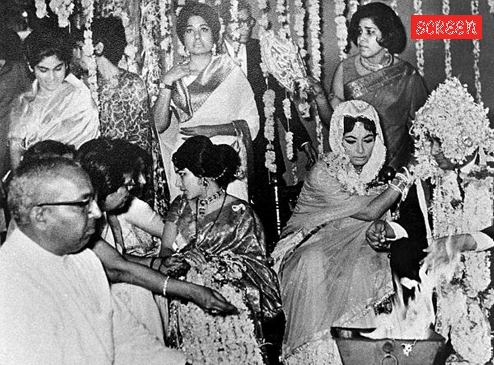 تعادل Sadhana والمخرج RK Nayyar في عام 1966.