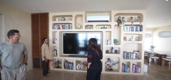 Wall مخصص للمقتنيات في منزل Jaaved Jaaferi. (الصورة: فرح خان/يوتيوب)