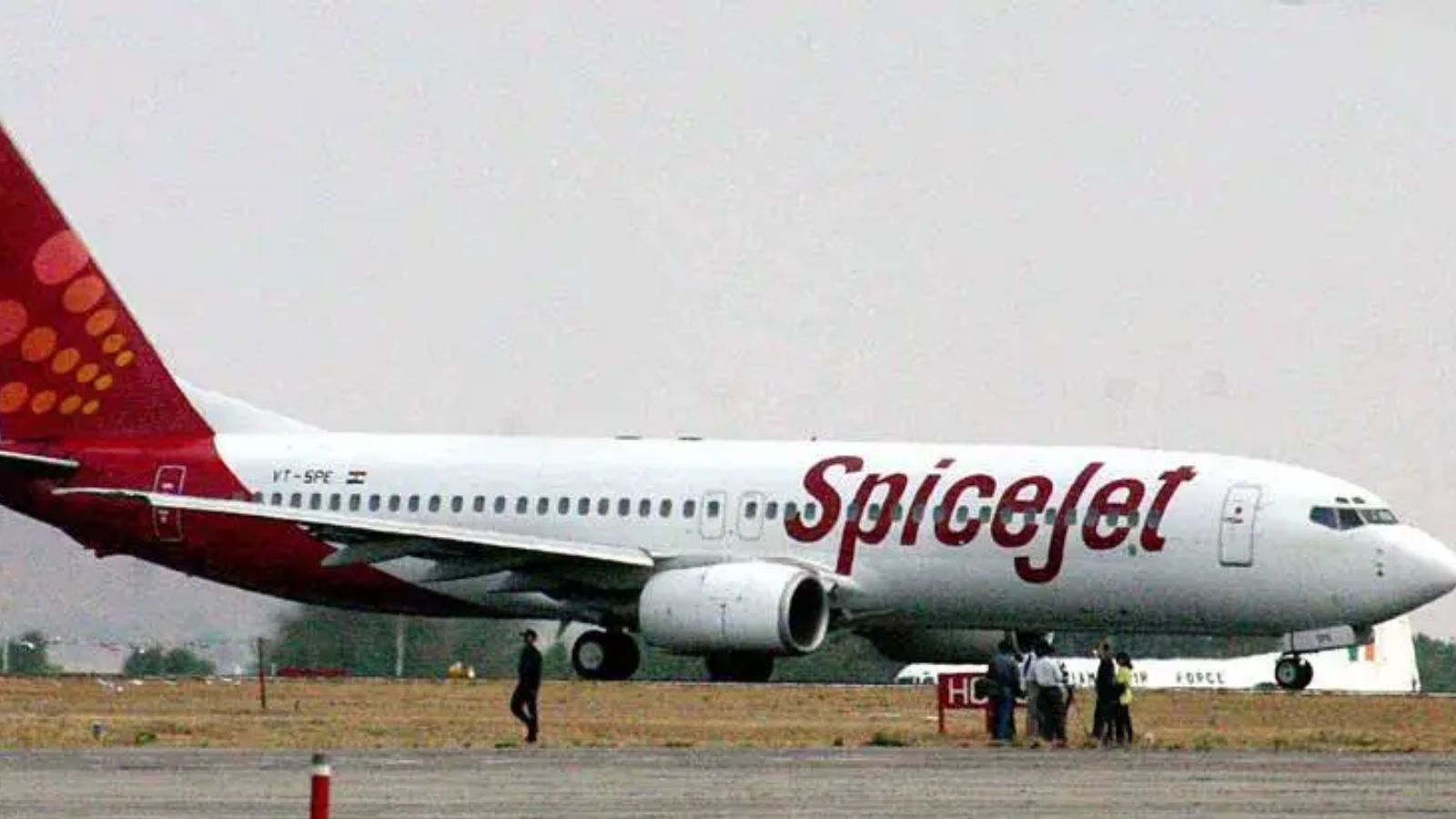 SpiceJet Staff Forced to Eat Food by Angry Passengers