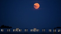 The Strawberry Moon will appear between 7:15 PM and 8:00 PM in India.