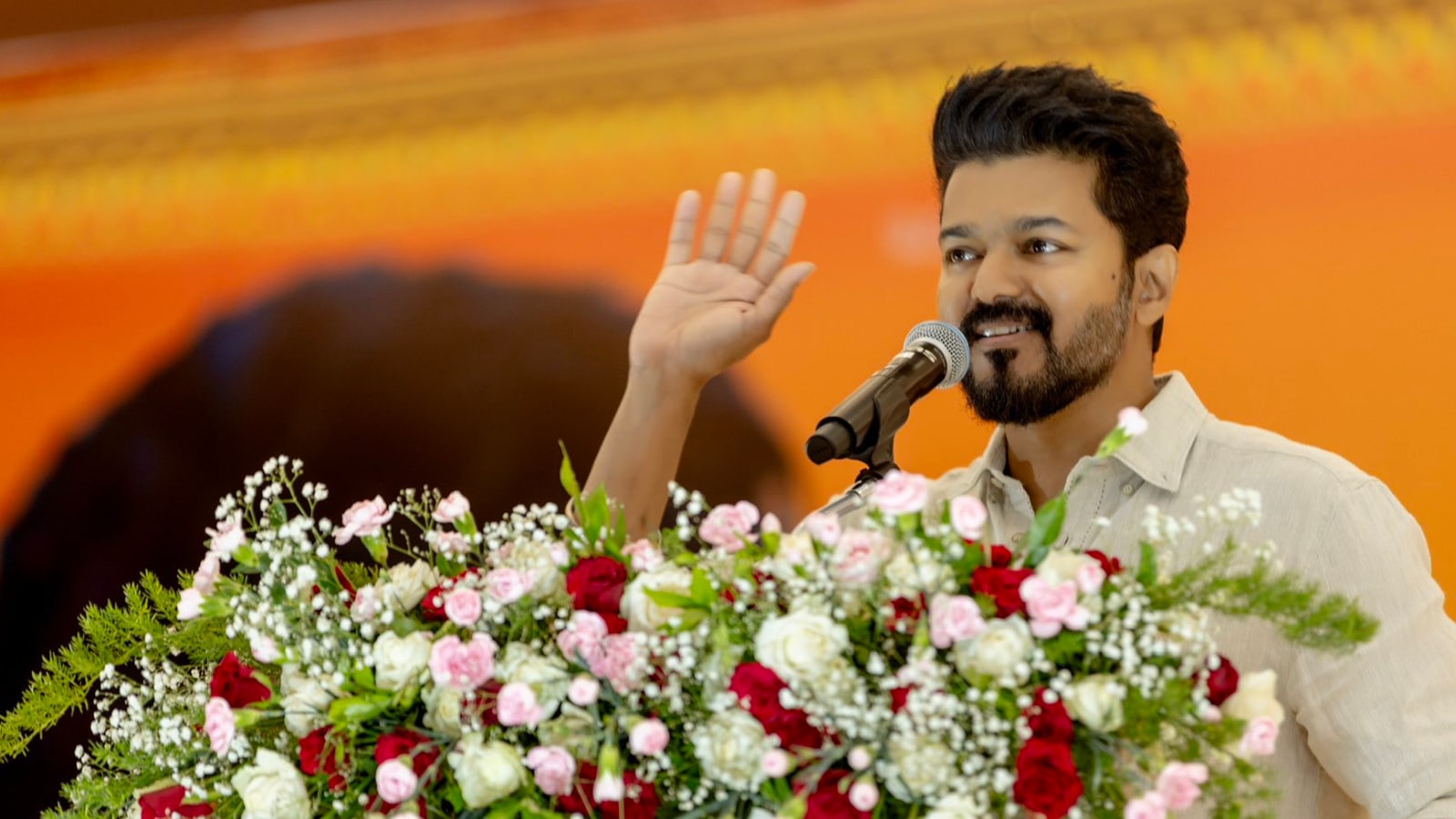விஜய்யின் கட்சி, தேர்தல் சூழலில் தமிழகத்தின் கூட்ட நெரிசல் நிறைந்த அரசியல் களத்தை கவருமா?