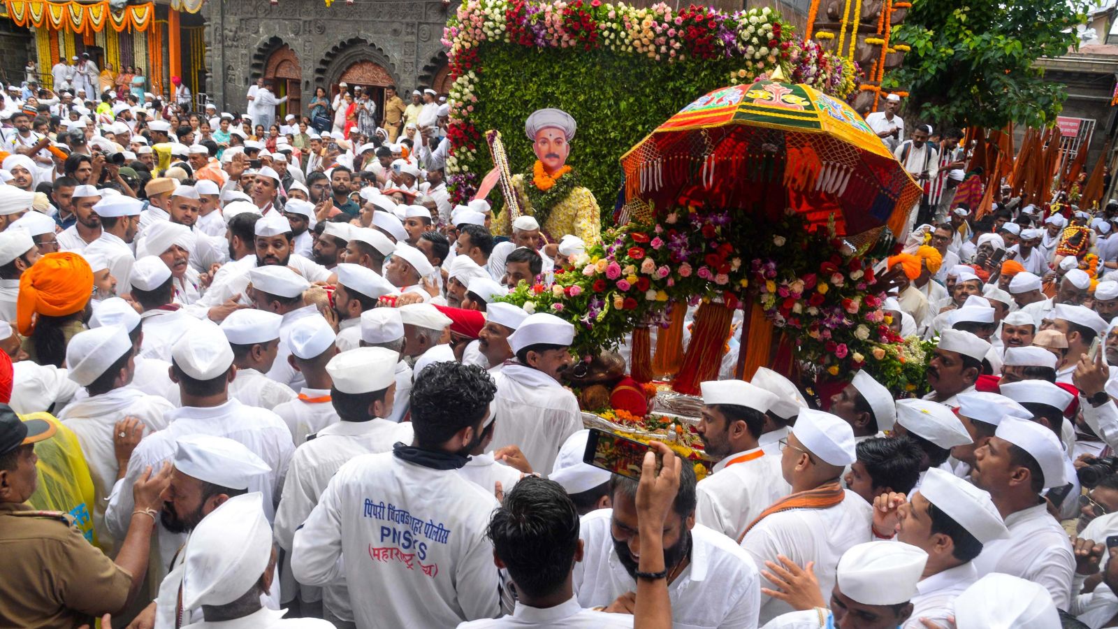 Wari palkhi procession