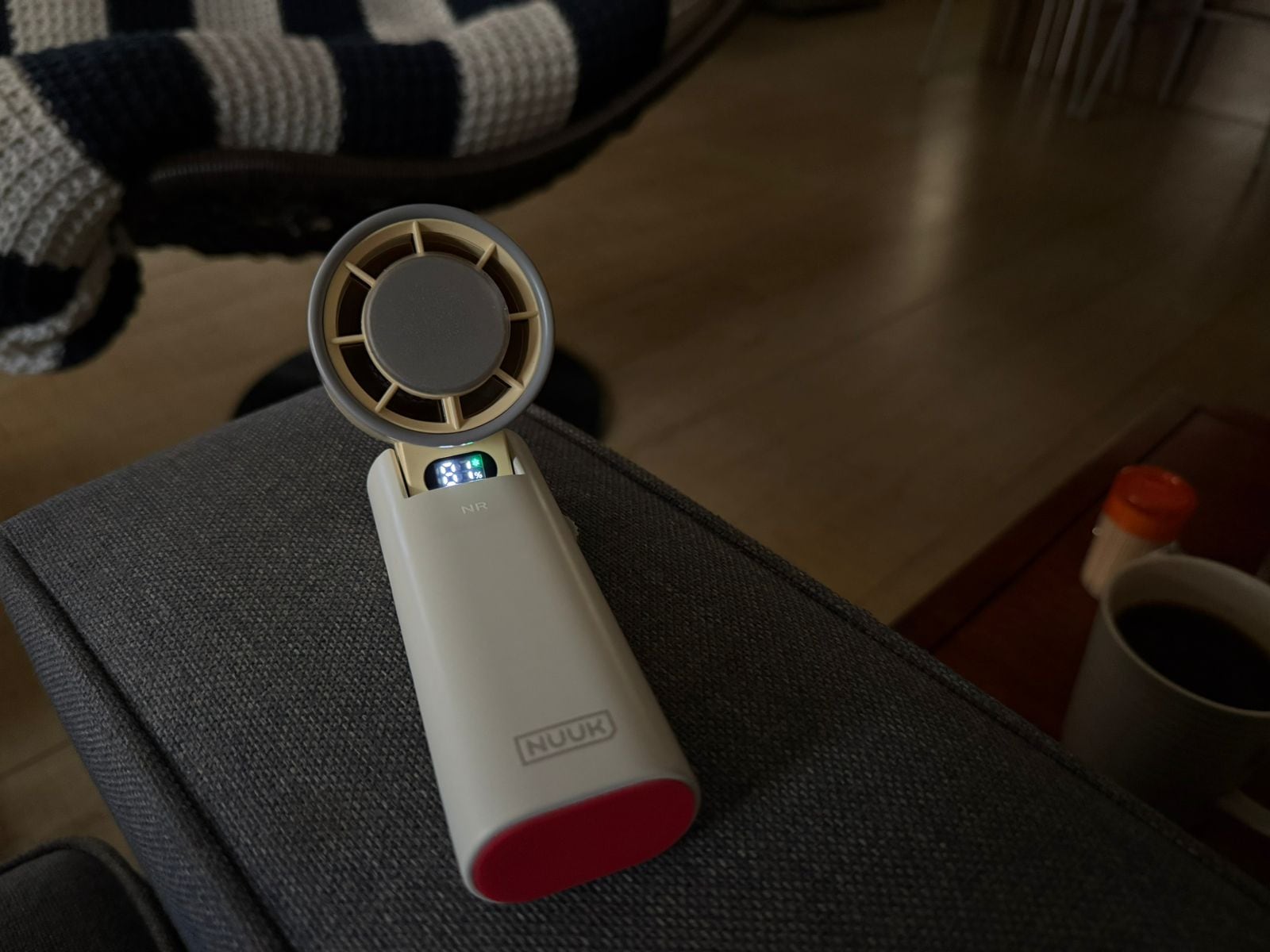 While the fan faces you, there is a small LED below to show the speed. 