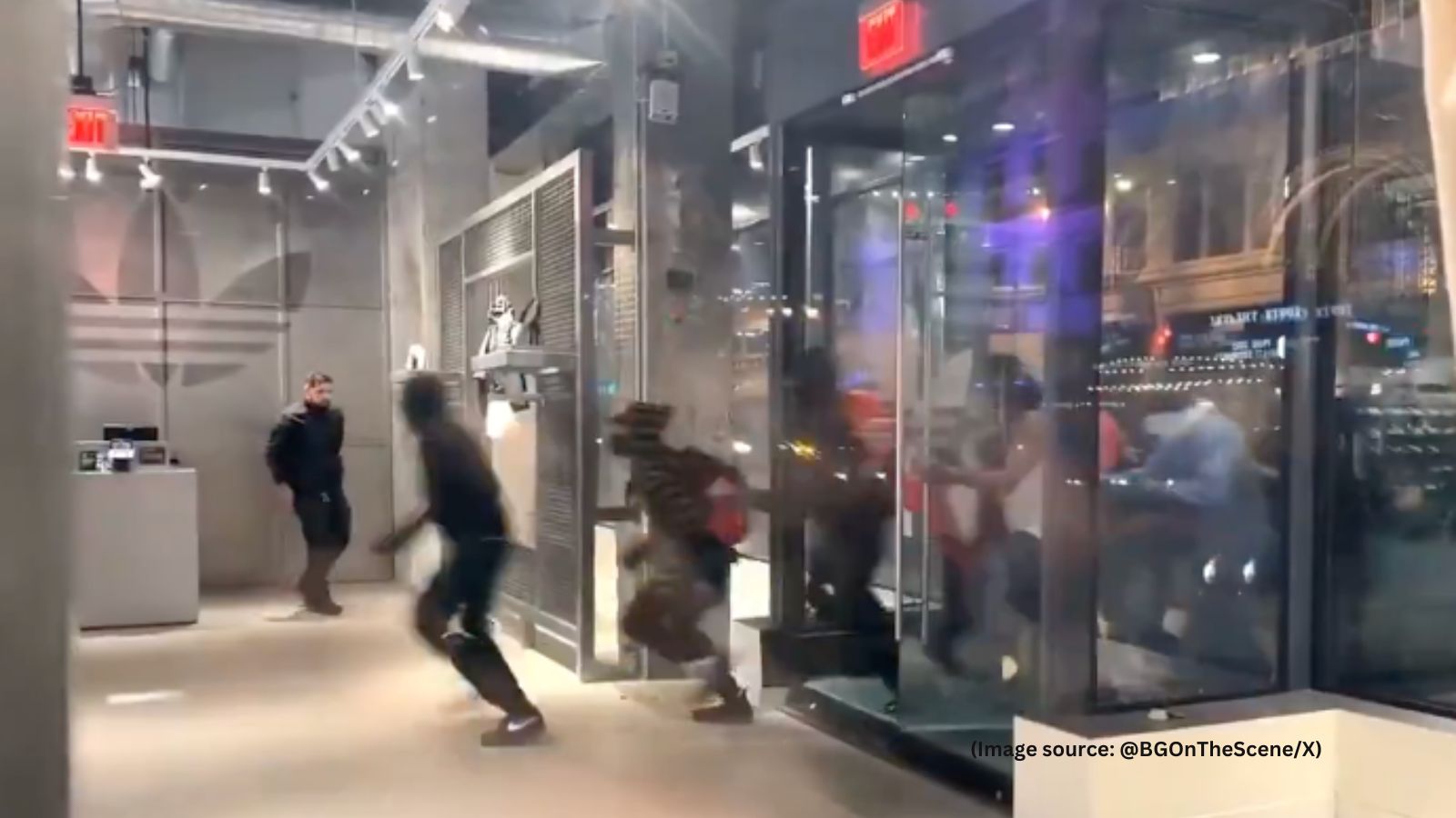Looting at Apple Store in LA Amid Anti-Immigration Protest