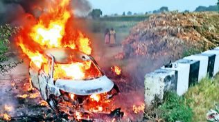 delhi burning car, delhi burning car rescue, Bulandshahr burning car rescue, Bulandshahr burning car deaths, delhi news, India news, Indian express, current affairs