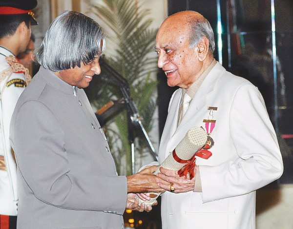The President, Dr. A.P.J. Abdul Kalam presenting the Padma Bhushan Award - 2006 to actor A.K. Hangal, in New Delhi. (Express Archive)