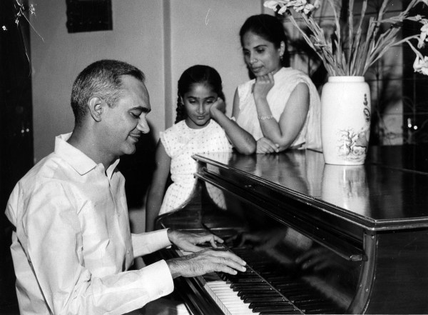 مدير الموسيقى OP Nayyar مع زوجته Saroj Mohini وابنته في عام 1962. (صورة أرشيف Express)