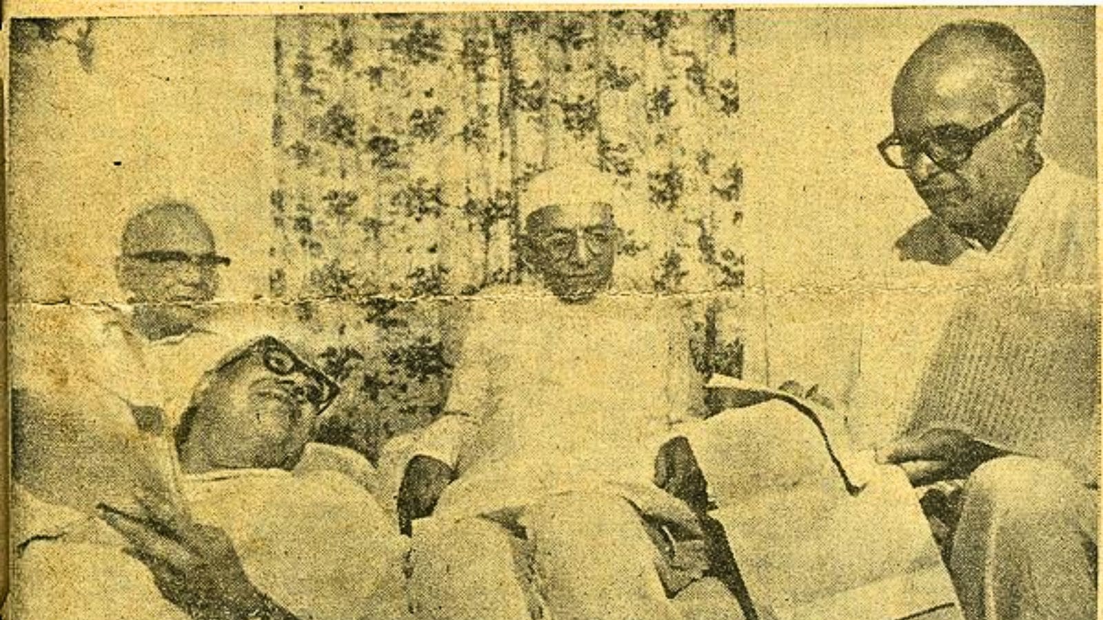 Meeting of Opposition leaders Jai Prakash Narayan, Raj Narain, Morarji Desai and LK Advani during the Emergency 1975. (Express Archive)