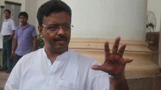 The decision comes after Firhad Hakim received multiple complaints about how parked cars obstruct road sweeping and garbage removal, particularly hindering the effective operation of cleaning machines.