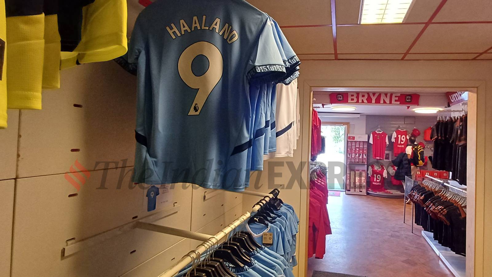 Erling Haaland's Manchester City Jerseys Hange at Bryne FK's Club Merchandise Shop. (صورة صريحة من قبل أميت كاماث)