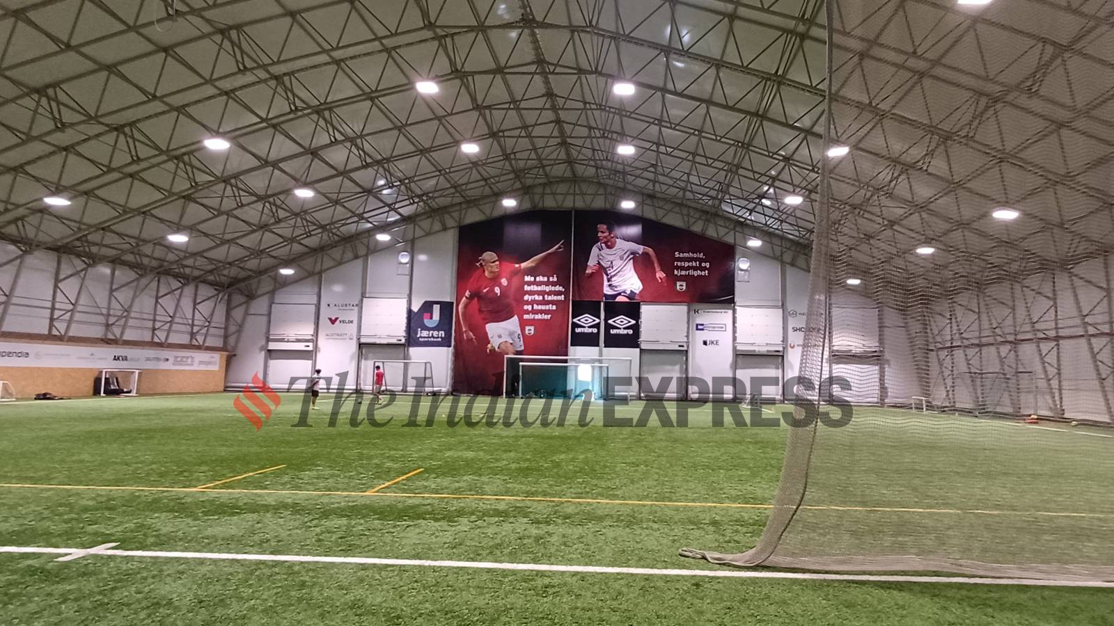 ال "صندوق الجليد" مركز التدريب في Bryne FK حيث يتم عرض ملصق Erling Haaland العملاق مع الرسالة: "سوف نزرع فرحة كرة القدم ، ورعاية المواهب ، والمعجزات الحصاد." (صورة صريحة من قبل أميت كاماث)