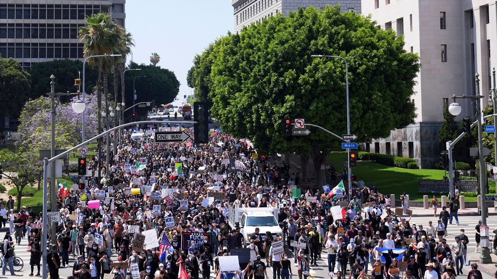 Los Angeles protests intensify: Cars set on fire, tear gas and rubber ...