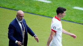 Several Polish media outlets have claimed that the players gave a standing ovation when the coach announced that he had taken the decision to remove Robert Lewandowski as the captain. (AP Photo)