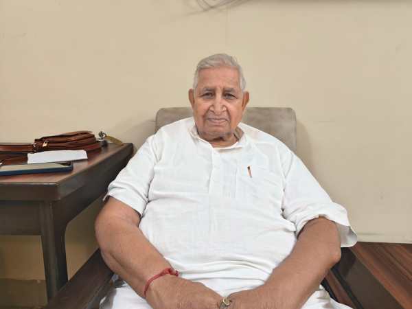 An RSS pracharak at the age of 20, Jain held influential positions in Jai Prakash Narayan's Yuva Sangharsh Vahini when Emergency was declared