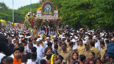 The Sant Tukaram Maharaj palkhi left Akurdi around 5 am. (Express photo by Arul Horizon)