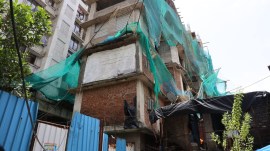 mumbai bandra wall collapse