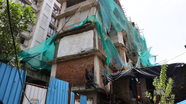 mumbai bandra wall collapse