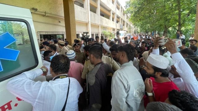 local train footboard deaths, Mumbra Diva train accident, Mumbai local train safety,