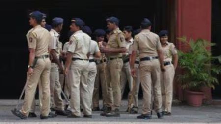 Pune police extortion case, policemen suspended in Pune, Law College Road extortion, Deccan police station Pune, Ganesh Desai suspension,