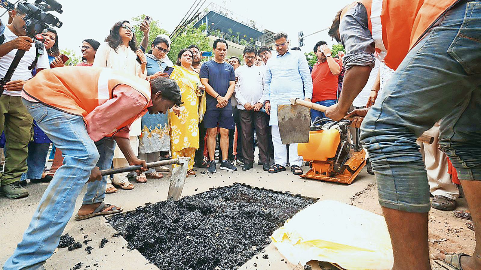 PWD sets ‘world record’, repairs 3,433 potholes in a day in Delhi