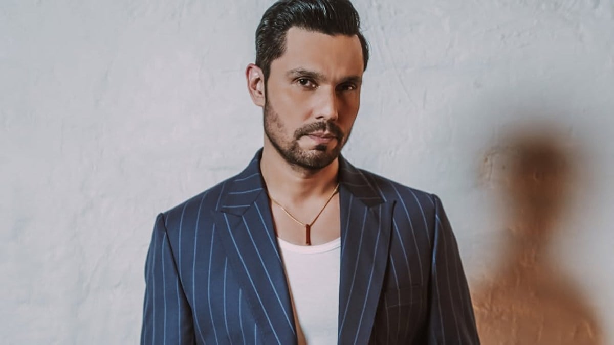 Step into Randeep Hooda’s Mumbai home as he gives us a tour of his den