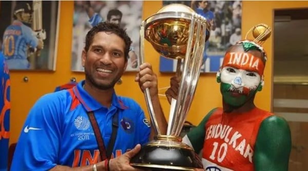 सचिन तेंदुलकर ने 2011 में विश्व कप जीतने के बाद सुधीर को ड्रेसिंग रूम में आमंत्रित किया।