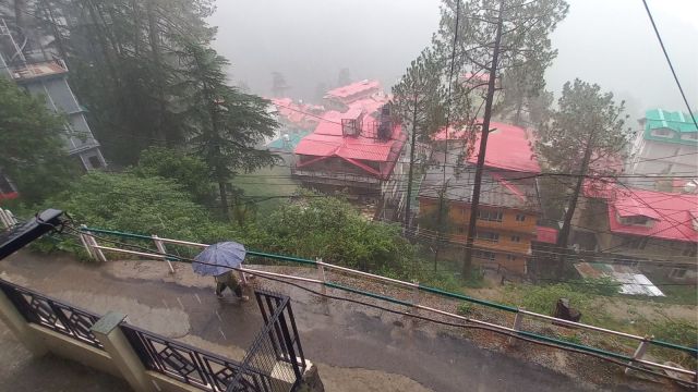 Residents of these areas said that the power supply was disrupted around midnight, and repeated calls to the local electricity department went unanswered.