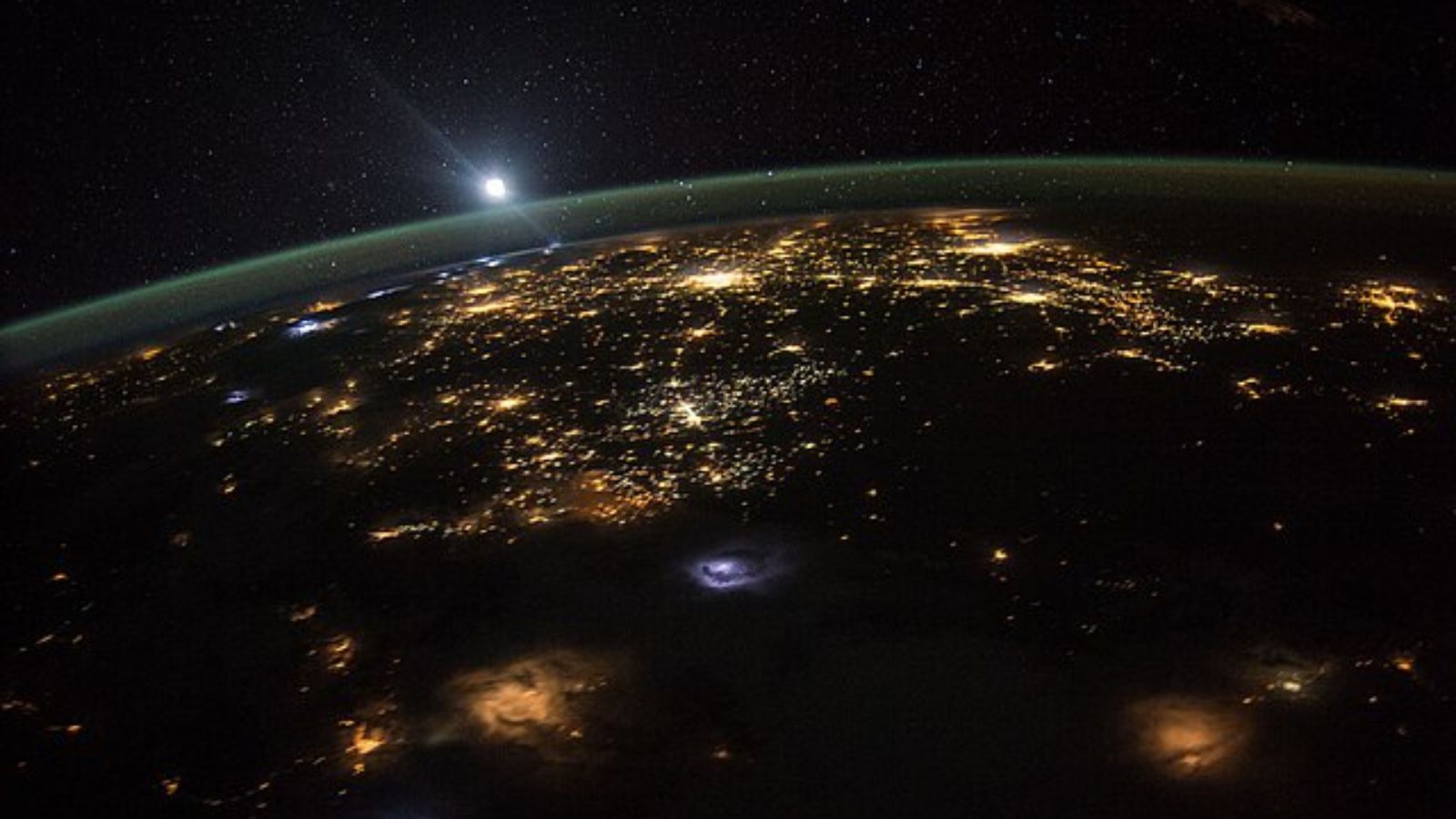 Top 10 Iconic Space Photos, Including 'Earthrise' and 'Blue Marble'