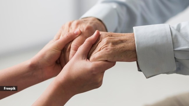 Forgetfulness is the most visible and defining trait of Alzheimer's. And to support someone through it, you need a healthy mix of patience, empathy and a sense of humour (Source: Freepik)