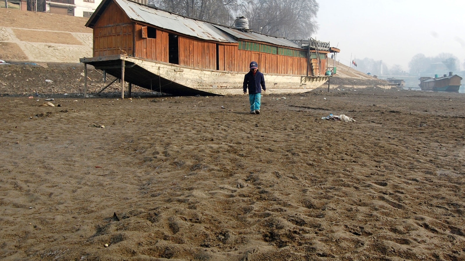 Unprecedented Heatwave in Kashmir Drives AC Sales Sky High