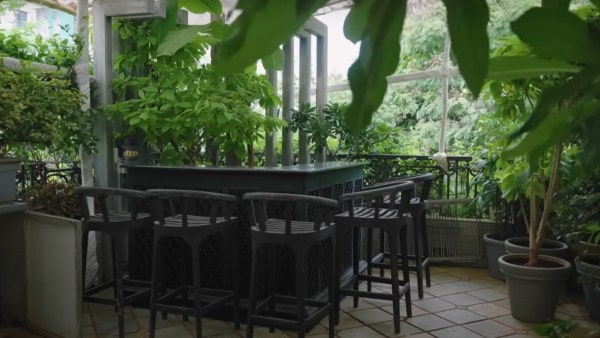 Inside Anil Kapoor's Juhu bungalow. (Asian Paints/YT)