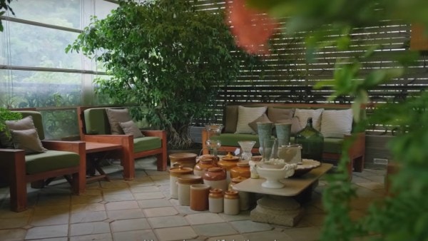 Inside Anil Kapoor's Juhu bungalow. (Asian Paints/YT)